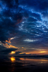 Mar, praia e nuvens ao amanhecer. Litoral de São Paulo, Brasil