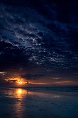 Mar, praia e nuvens ao amanhecer. Litoral de São Paulo, Brasil