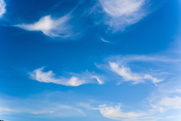 Obraz premium blue sky and white patterned clouds