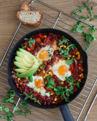 Shakshuka, huevos fritos en salsa de tomate para el brunch de Pascua. Comida sana.