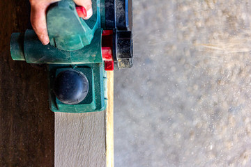 alte Holzbank wird geschliffen