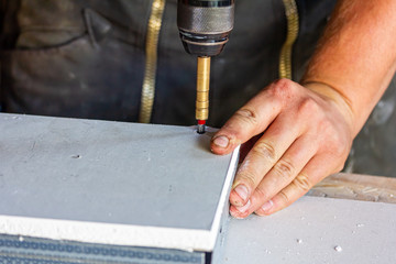 eine Schraube wir in eine Rigipsplatten eingedreht