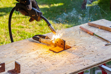 Metallteile werden zusammengeschweißt, industrieller Hintergrund