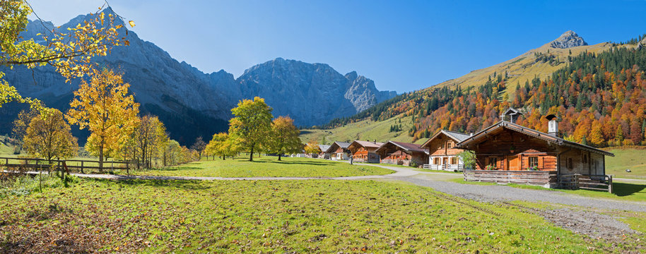 goldener Oktober im Almdorf Eng, Karwendelgebirge, mit herbstlichen Ahornb&auml;umen