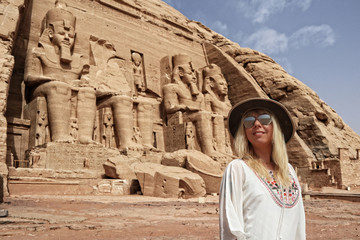 Frau als Tourist vor dem Tempel von Abu Simbel in Ägypten
