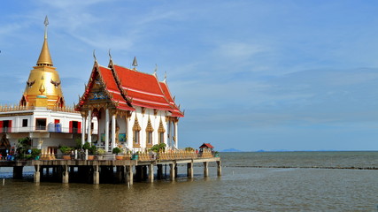 Obraz premium Thai temple in the sea on the sky backgroundat chachoengsao province