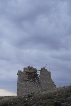 vistas de entorno de navarrete del rio calamocha teruel aragon espa&ntilde;a palomar de jacinto derruido en monte calvario