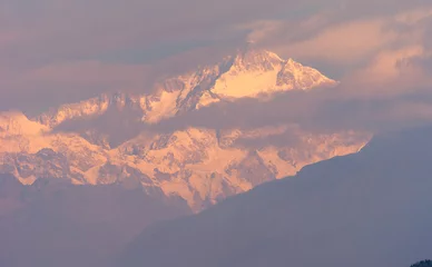 Photo sur Plexiglas Kangchenjunga Une vue sur le Kanchenjunga recouvert de neige, la troisième plus haute montagne du monde, couverte de nuages.