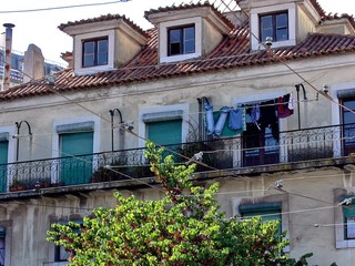 Fototapeta na wymiar Linge pendu au balcon au Portugal à Lisbonne 
