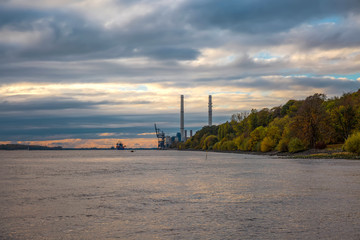 Abendhimmel am Kraftwerk Wedel an der Elbe