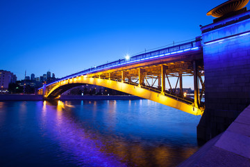 Obraz premium Night Moscow landscape with Smolensky Metro Bridge