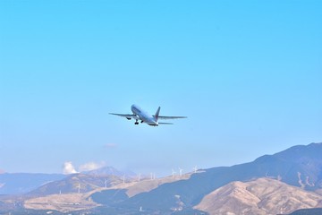 青空へ飛行する航空機　Good luck　　Aircraft flying to the blue sky
