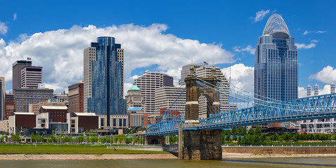View of the Cincinnati, Ohio skyline and John Roebling suspension bridge from across the Ohio River - obrazy, fototapety, plakaty