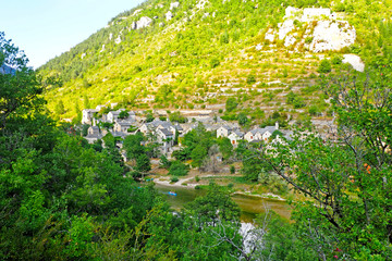 Fototapeta na wymiar view of an old village in the famous Gorges du Tarn, canyon dug by the Tarn between Causse Méjean and the Causse de Sauveterre