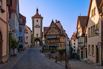 Fototapeta na wymiar Am Plönlein in der Altstadt von Rothenburg ob der Tauber in Mittelfranken, Bayern, Deutschland