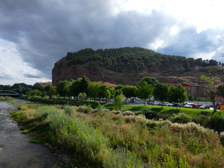 Fototapeta na wymiar Río Najerilla a su paso por la población de Nájera; paso del camino de Santiego