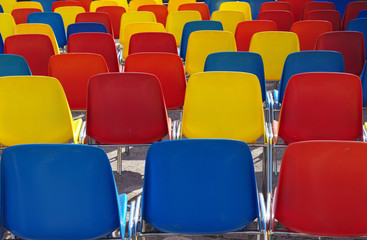 chaises colorées