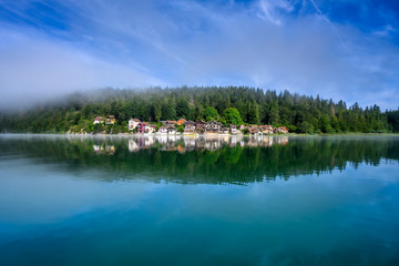 Reflet de Port Titi sur le lac