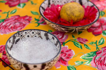 Detalle de ofrenda días de muertos, sal de grano y fruta