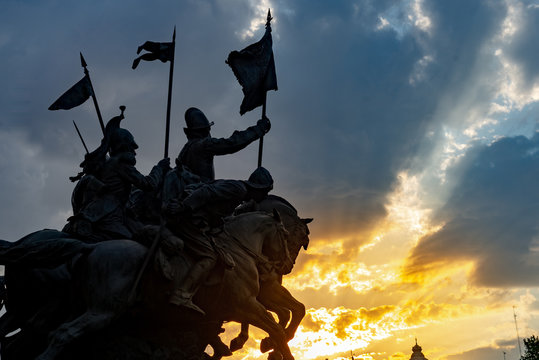 Fuente al atardecer con la Academia de Caballer&iacute;a de Valladolid