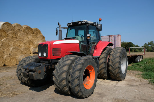 Stacks Of Hay Bales and tractor in farmland - Zulawy (Marshland), Żuławy Elbląskie, Poland	 Przesłano 3 dni temu ODMOWA ZWIĄZA