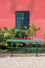 green bench and red wall, panchina verde e muro rosso