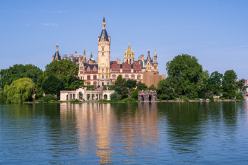 Obraz premium Schwerin Castle Reflected in the Lake