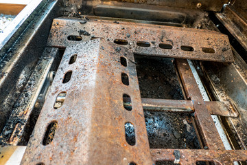 Fuel elements of a gas barbecue rusted and contaminated