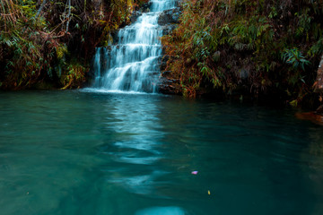 cascada con lago de agua de tonos verde
