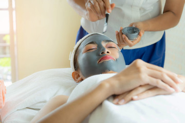 Obraz na płótnie Canvas Young Asia woman facial mask spa treatment in beauty salon - Healthcare Concept 