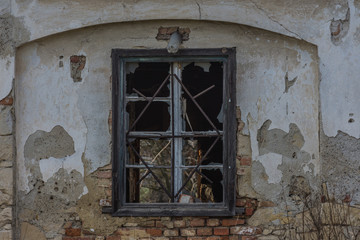 kaputtes fenster von einem bauernhof