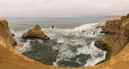 Obraz premium Dramatic coastline with intense colors in the desert of Paracas National Reserve, Peru