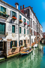 Fototapeta na wymiar The green waters of the Grand canal in Venice