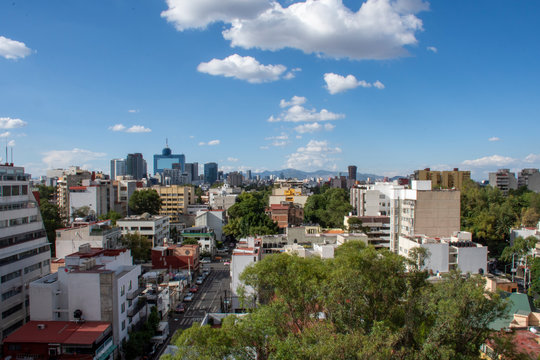 Vista panor&aacute;mica desde las alturas de los edificios de la Ciudad de M&eacute;xico con el World Trade Center al fondo