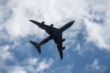 Aviones volando en el cielo, vistos desde tierra abajo