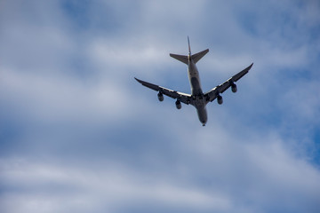 Aviones volando en el cielo, vistos desde tierra abajo
