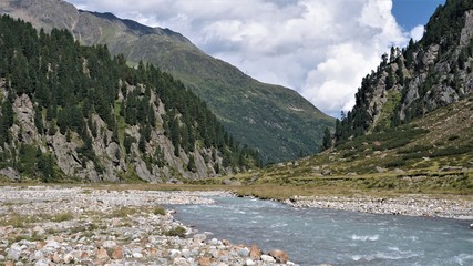 Fluss und Berglandschaft
