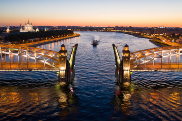 Obraz premium St. Petersburg, white nights, divorced spans Bolsheokhtinsky bridge. The main attraction of summer Petersburg.