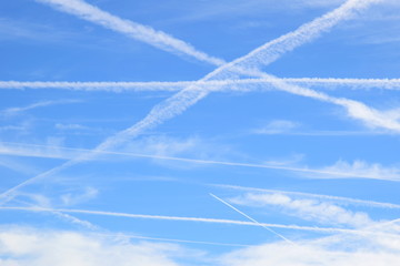 Luftverkehr Kondensstreifen am blauen Himmel