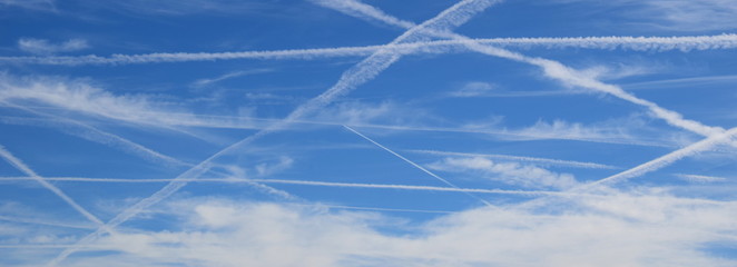 Kondensstreifen am blauen Himmel - Horizont - Fluglinien