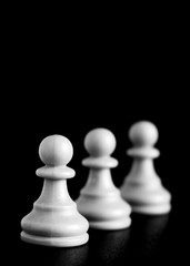 Scacchi fotografati su una scacchiera