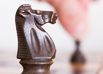 Scacchi fotografati su una scacchiera