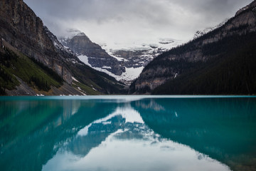 Fototapeta na wymiar Rare Cloudy day over lake louise with great and dramatic mood