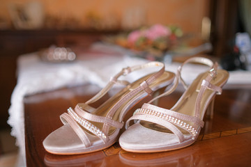 scarpe aperte da sposa per matrimonio color crema con brillanti