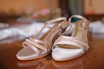 scarpe aperte da sposa per matrimonio color crema con brillanti