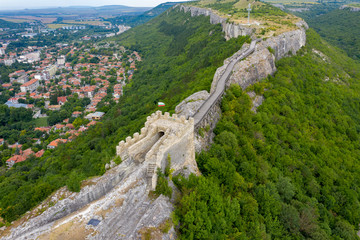Obraz premium Aerial view of an ancient fortress on top of the mountain 