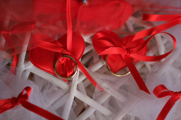 fedi per sposi su fiocchi rossi e bianchi oro