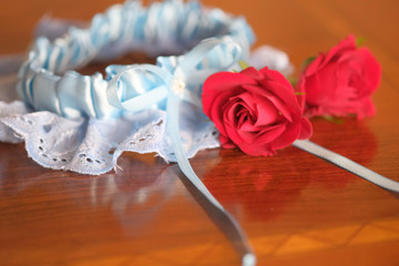 giarrettiera celeste di pizzo con rosa rossa per sposa matrimonio