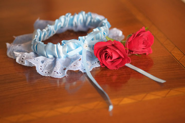 giarrettiera celeste di pizzo con rosa rossa per sposa matrimonio