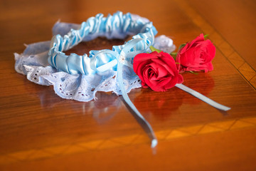 giarrettiera celeste di pizzo con rosa rossa per sposa matrimonio